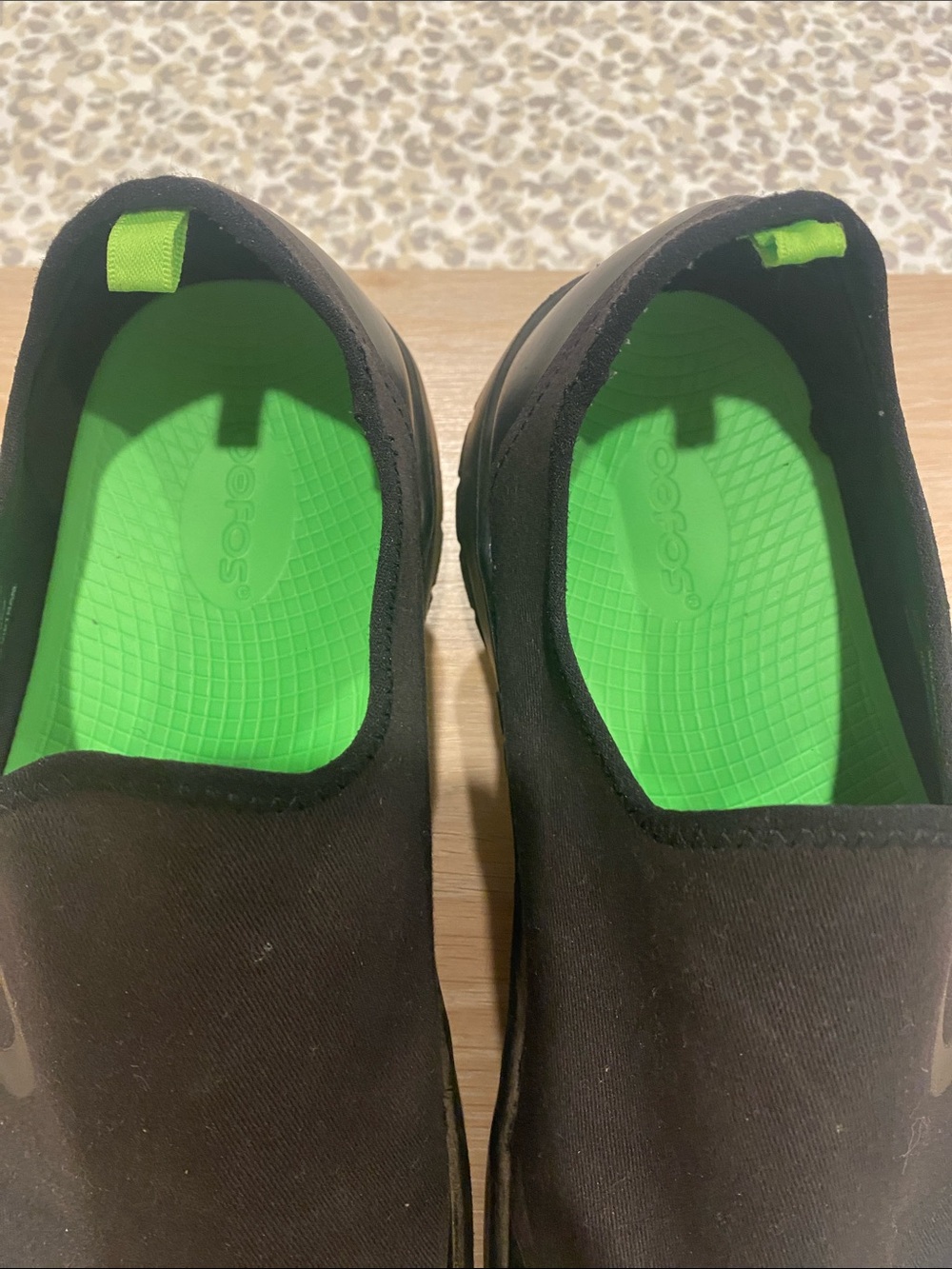 OOFOS Men’s Size 10.5 Black Slip-On Comfort Loafers with Green Accents - Picture 4 of 8